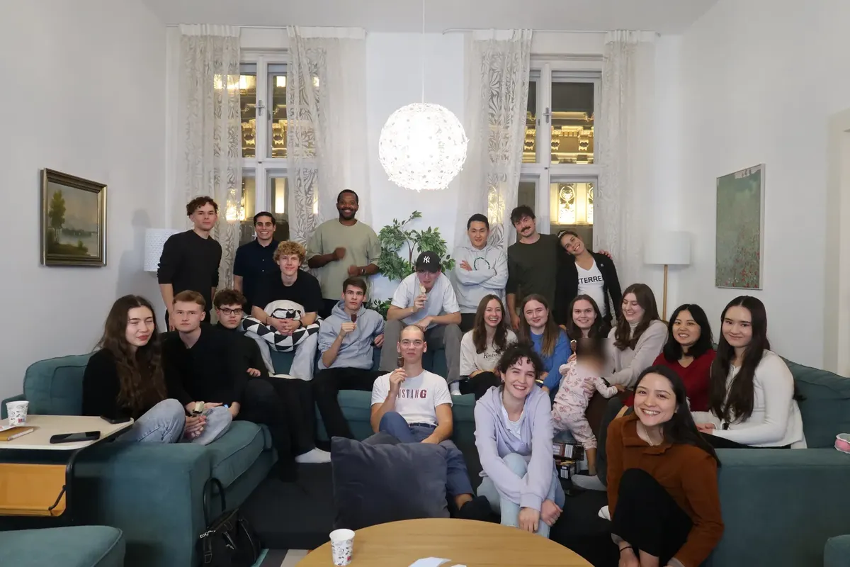 Students gathered in the CSWien living room